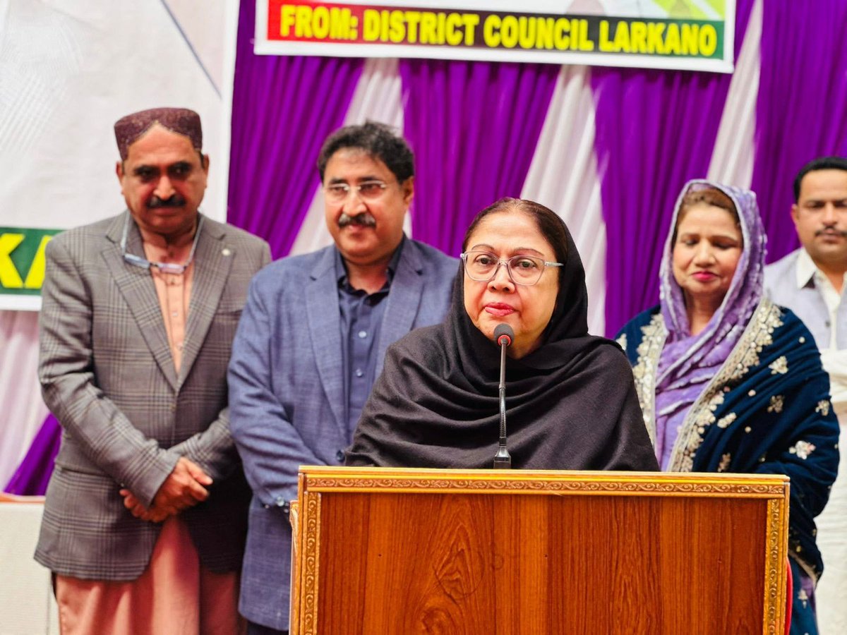 MediaCellPPP's tweet photo. نوڈیرو 26  جنوری 2026
پاکستان پیپلز پارٹی خواتین ونگ کی مرکزی صدر و ایم پی اے PS-10 رتوڈیرو محترمہ فریال تالپور صاحبه کی گورنمنٹ گرلس ڈگری کالج نوڈیرو میں ضلع کونسل لاڑکانہ کی جانب سے پوزیشن ہولڈر طالبہ کے لیے الیکٹرک اسکوٹی فراہم کرنے والی تقریب میں شرکت کی

 محترمہ فریال تالپور صاحبه نے گورنمنٹ شہید بینظیر بھٹو گرلس کالج نوڈیرو اور  کامرس کالج لاڑکانہ کی پوزیشن ہولڈر طالبہ میں الیکٹرک اسکوٹیز تقسيم کیں

اس موقع پر پاکستان پیپلز پارٹی ضلع لاڑکانہ کے صدر و ایم این اے خورشيد احمد جونیجو، ایم پی اے سٹی لاڑکانہ جمیل احمد سومرو، ضلع لاڑکانہ کے جنرل سیکریٹری و چیئرمین ڈسٹرکٹ کونسل لاڑکانہ اعجاز احمد لغاری، وائس چيئرمين اسد الله بھٹو، اور دیگر رہنما موجود تھے.
@FaryalTalpurPk
