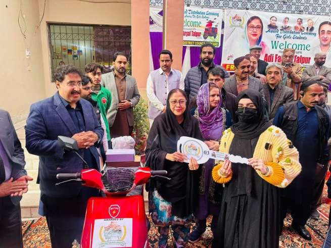 نوڈیرو 26  جنوری 2026
پاکستان پیپلز پارٹی خواتین ونگ کی مرکزی صدر و ایم پی اے PS-10 رتوڈیرو محترمہ فریال تالپور صاحبه کی گورنمنٹ گرلس ڈگری کالج نوڈیرو میں ضلع کونسل لاڑکانہ کی جانب سے پوزیشن ہولڈر طالبہ کے لیے الیکٹرک اسکوٹی فراہم کرنے والی تقریب میں شرکت کی

 محترمہ فریال تالپور