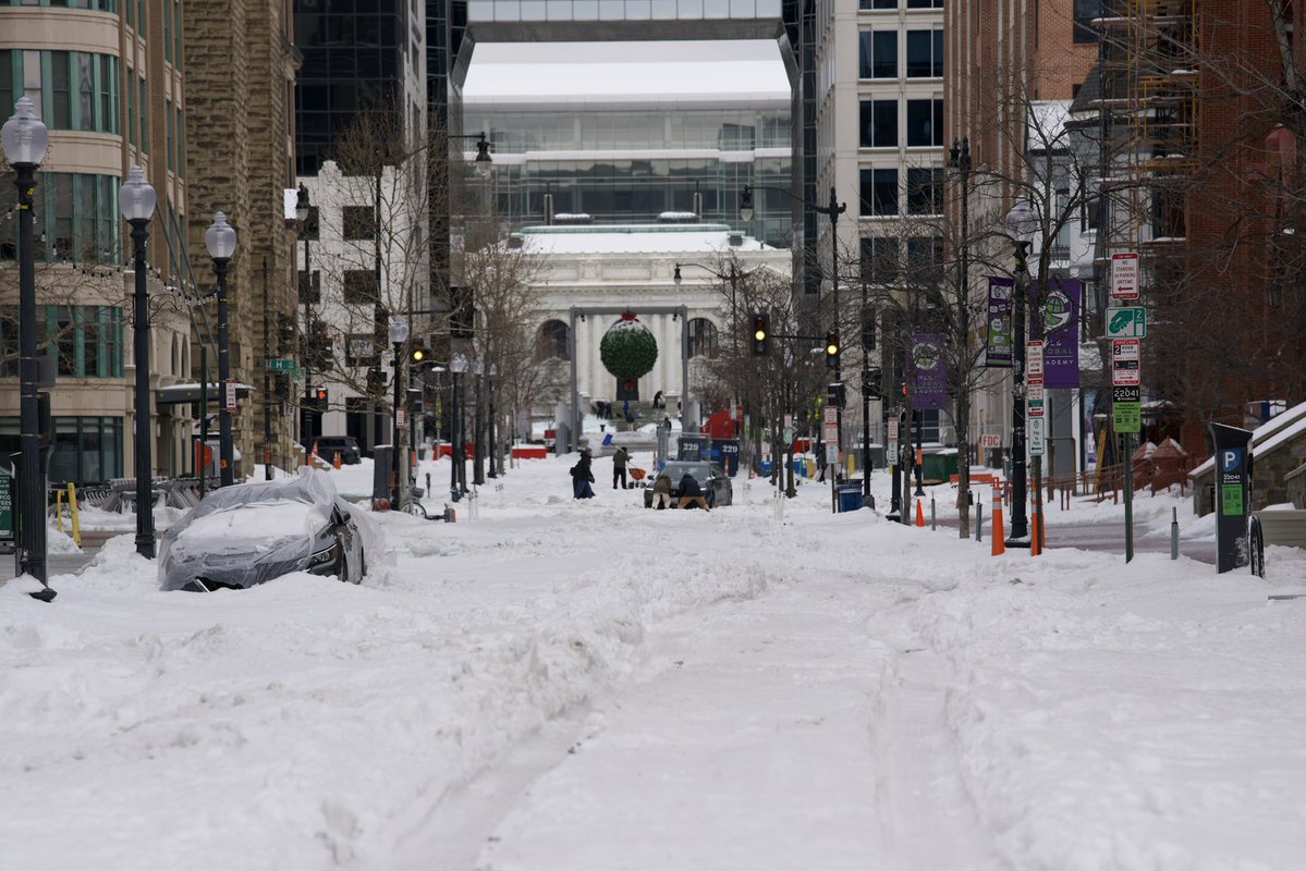 PenguinSix's tweet image. Downtown Washington DC is still quite a mess. Main roads about 50 to 75% clear but side streets are lucky if they have one lane.