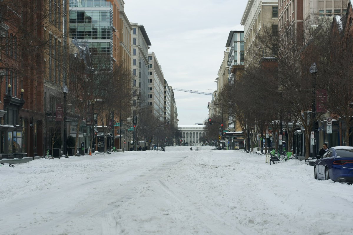 PenguinSix's tweet image. Downtown Washington DC is still quite a mess. Main roads about 50 to 75% clear but side streets are lucky if they have one lane.