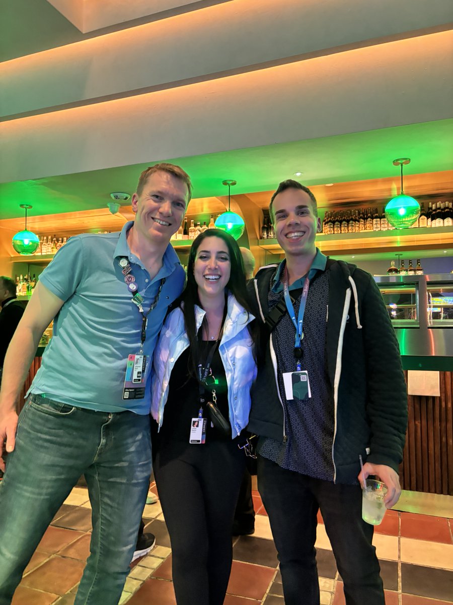 Lockhead's tweet image. The #AWSCommunity and the #TechCommunity in general is huge - but there is people that you always meet, even tho they live on the other side of the world

@lindavivah &amp;amp; @BrianHHough are two of those and I think I never shared this selfie with them

Name two people (and share a