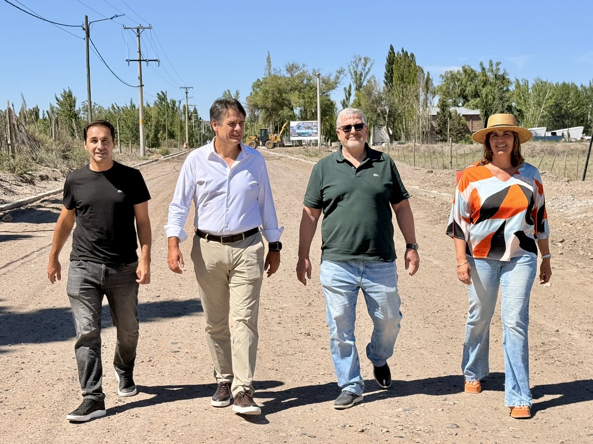 ANicolaOK's tweet photo. 🚧En Altos del Limay avanzamos en una obra clave: Av. Saavedra  
✅Completamos el asfalto desde A. Durán hasta Río Senguer
✅Ejecutamos un acueducto para garantizar agua potable a 80 mil familias. 
👷‍♂️Ahora desarrollamos otros 500 metros de asfalto para llegar hasta el Río Limay. https://t.co/HNMVJhXqZL