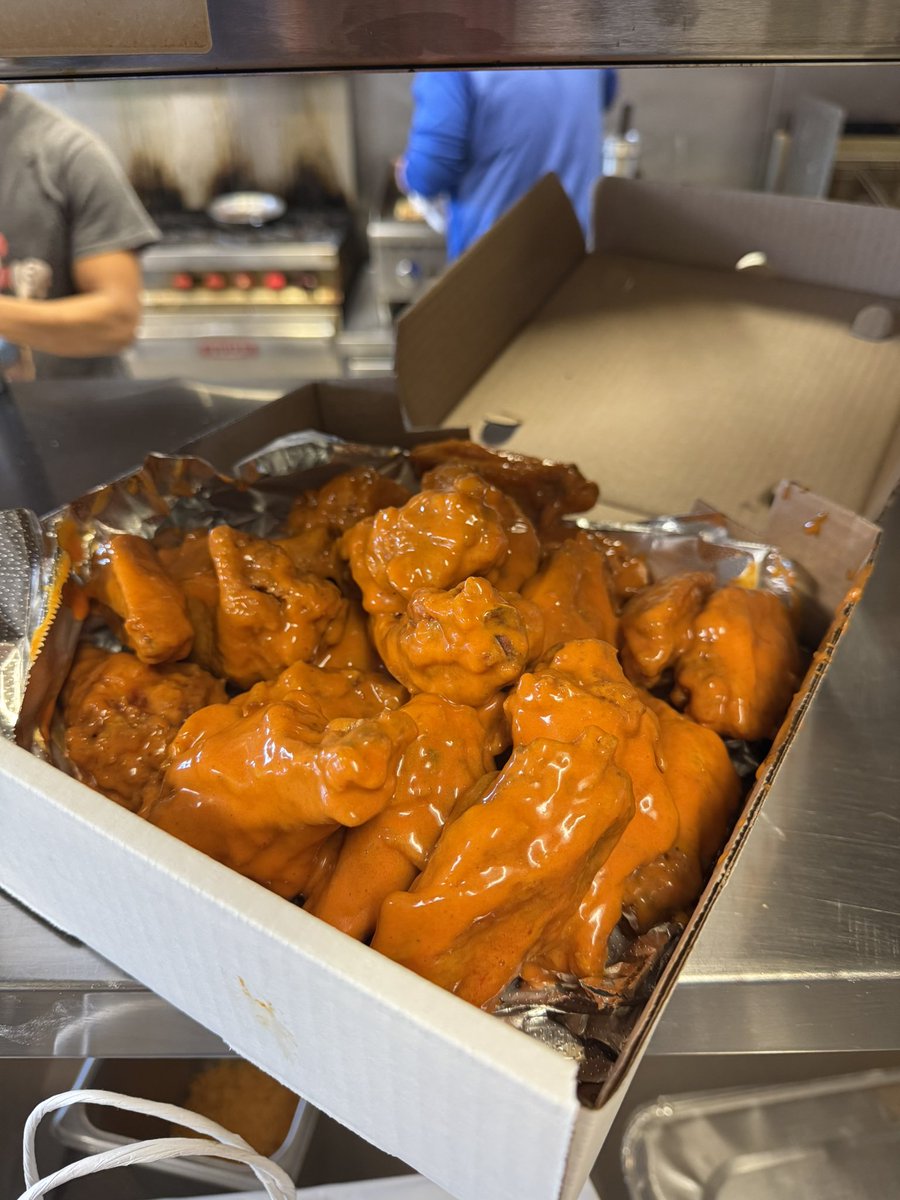 Wingnutz Buffalo tweet media