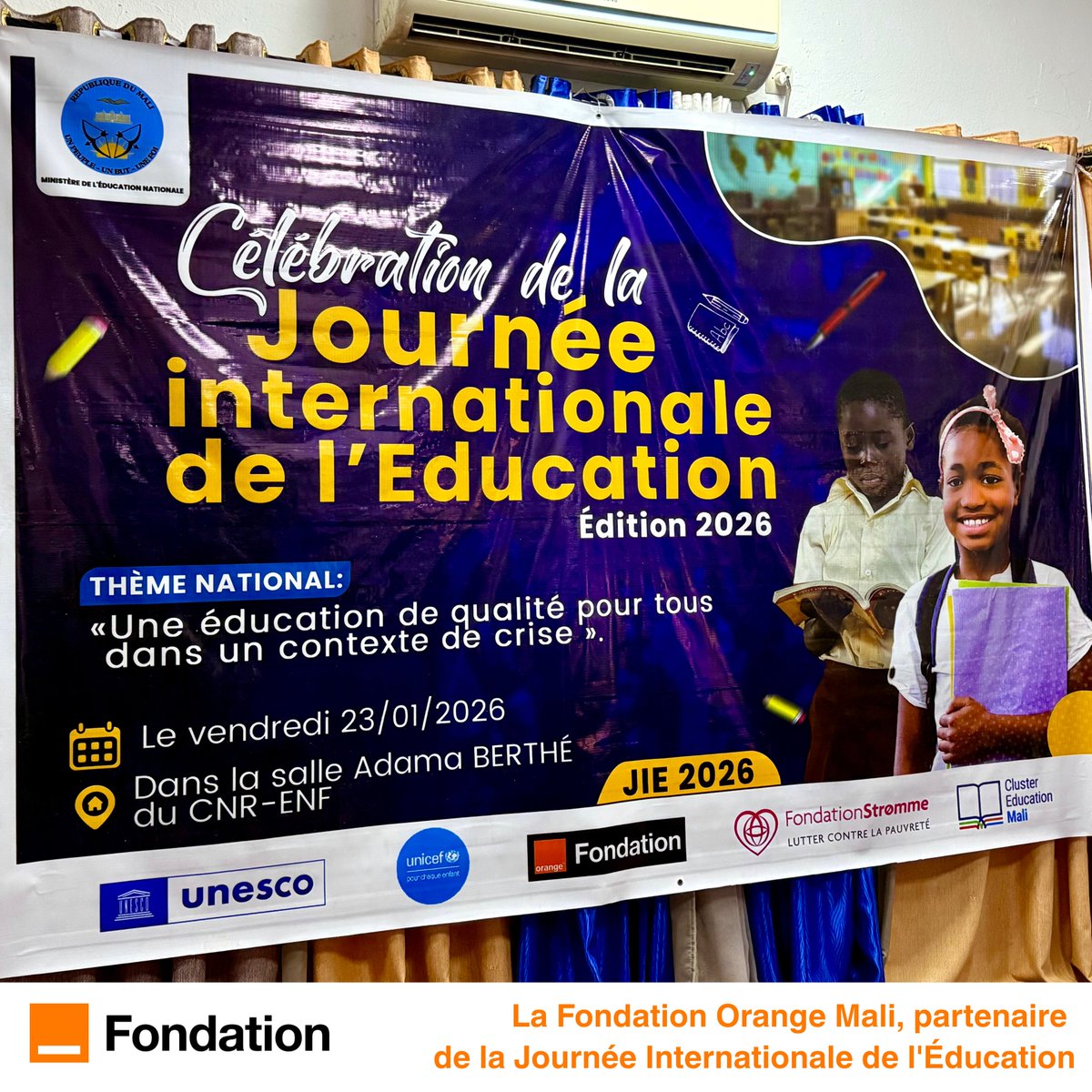 Fondation_OML's tweet photo. La Fondation Orange Mali a accompagné la célébration de la Journée Internationale de l’Éducation au Mali, aux côtés du Ministère de l'Education Nationale Mali.

Sous le thème « Une éducation de qualité pour tous dans un contexte de crise », cette journée vise à sensibiliser sur les défis éducatifs actuels, alors que plus de 1,6 million d’enfants sont privés d’école au Mali.

Éducation numérique, continuité pédagogique en situation de crise, innovation… autant de thématiques au cœur de cette célébration.

Partenaire de longue date du système éducatif malien, la Fondation soutient cette journée stratégique, en lien direct avec ses initiatives pour une éducation inclusive, numérique et accessible, notamment dans les zones vulnérables.

Car éduquer, c’est construire la paix. Former, c’est semer l’espoir. 

#FondationOrangeMali #OrangeMali #jie2026 #éducation #solidarité #Mali