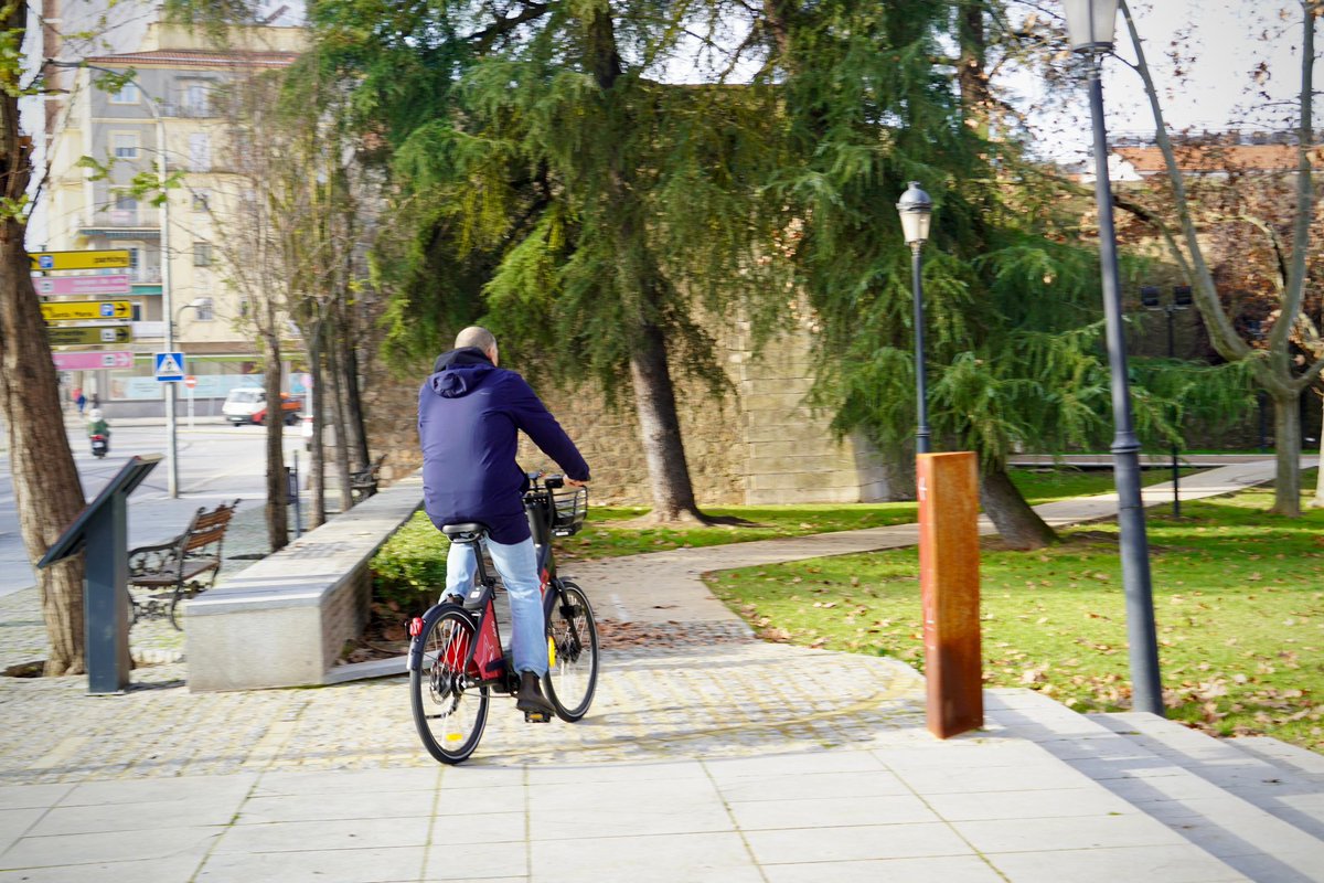 aytodebadajoz's tweet photo. 🚲 #Badajoz ya cuenta con el nuevo servicio de bicicletas ‘Biba Turismo’, integrado en el servicio de bicicletas públicas de Badajoz #Biba y su nuevo contrato de gestión y mantenimiento.
ℹ️ Las bicicletas se encuentran repartidas en las siete estaciones en el entorno fortificado de la ciudad, unidas por el carril bici turístico de 4,4 kilómetros de longitud.