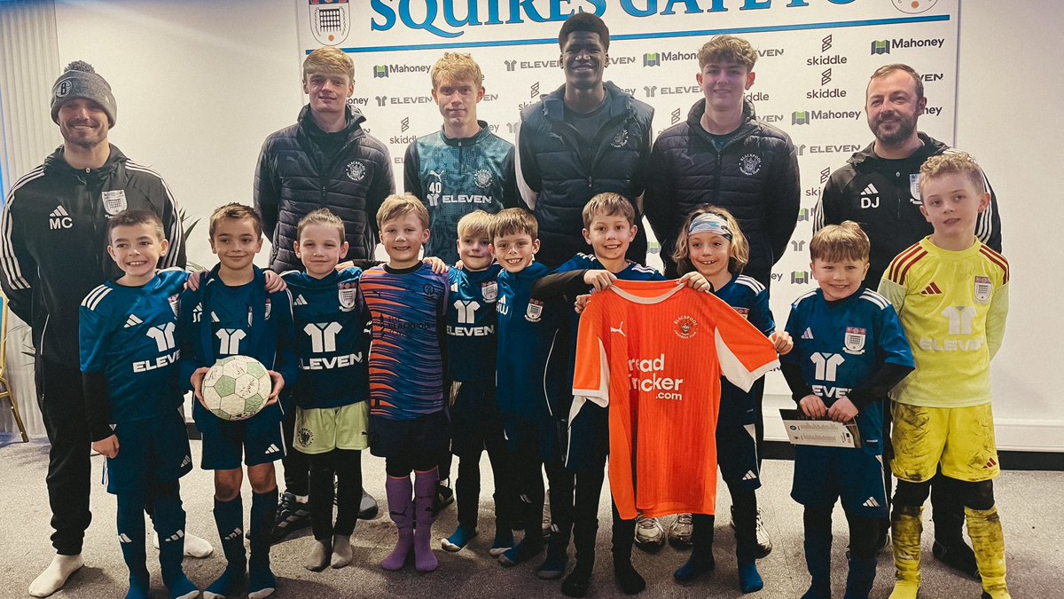 SquiresGateJFC's tweet photo. 🤝🍊 𝐓𝐚𝐧𝐠𝐞𝐫𝐢𝐧𝐞 𝐓𝐞𝐚𝐦 𝐌𝐚𝐭𝐞𝐬

🙌 A massive thank you to George Elder, Spencer Knight, Terry Bondo and Theo Upton from @BlackpoolFC for their visit last week to sign shirts and join in on a training session for our Junior teams!

🔷 #WeAreGate | #OneClub https://t.co/o2ozImFP8J