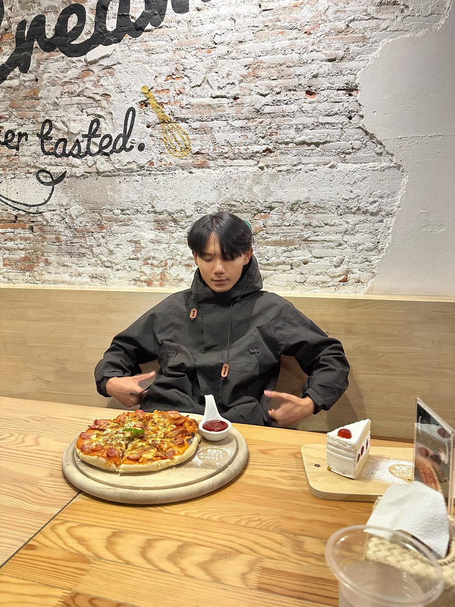 yourchae31's tweet photo. 🍕😋 https://t.co/yDaPUssse7