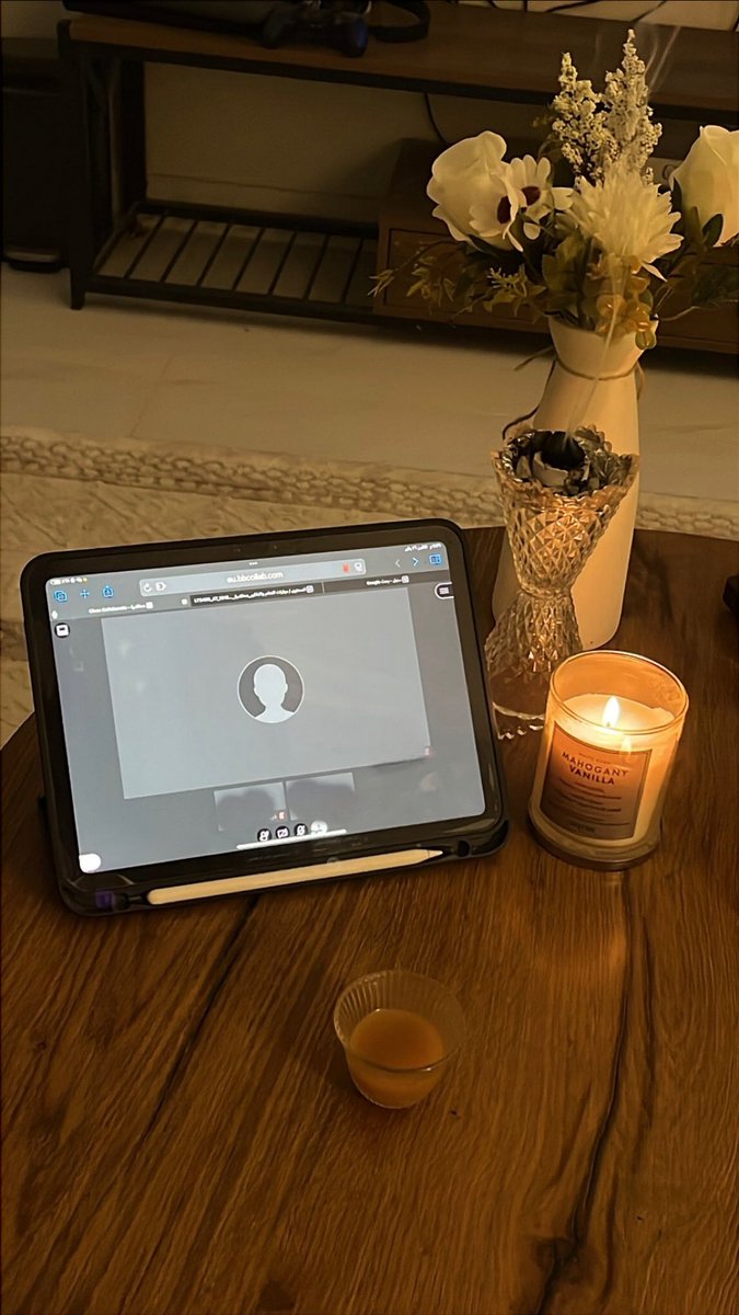 fay_x32's tweet photo. 1447/8/7 🗓️ 

مساء اول يوم في ترم التخرج 🎓🥹🤍⏳

قد ألفنا الدرب حتى هزنا قرب الوصول يارب،كما اعنت النفس في أول دروبها،فأعنها على نهاية الخطوات🤍🎓 https://t.co/Uj2ZCOrhYx