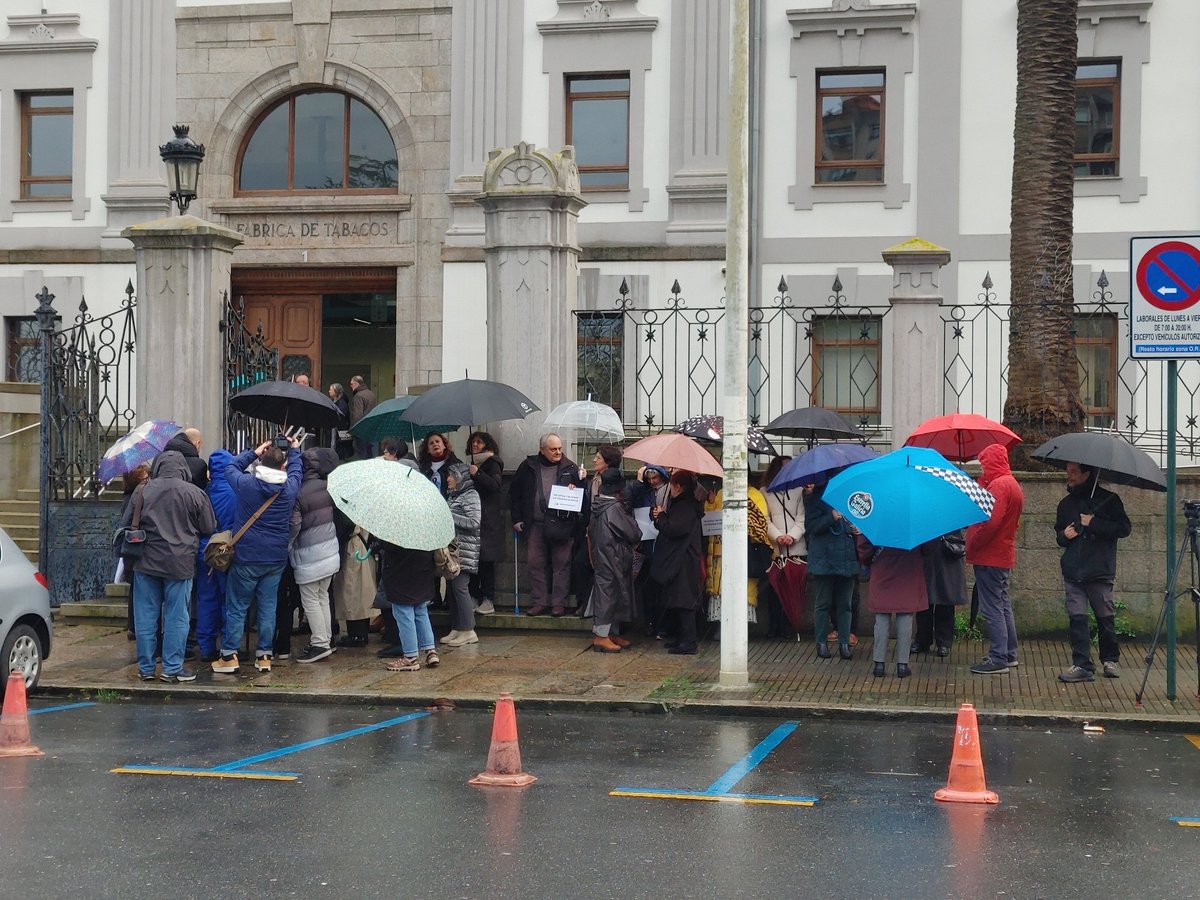 Concentración en la Audiencia Provincial de A Coruña ⚖️ contra la absolución 🧑‍⚖️ del exdirector de Seguridad de Adif 🚄 por el accidente del Alvia en Santiago.
