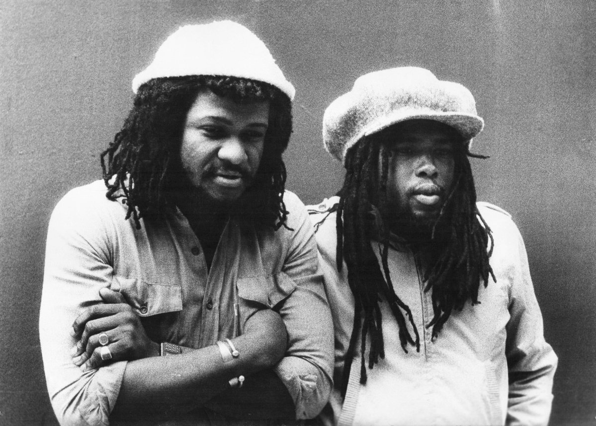 Sly Dunbar [ 1952 ☆ 2026 ], du duo Sly &amp; Robbie, nous a quittés. Il était l'un des plus grands batteurs jamaïcains et un producteur de musique exceptionnel. Sur la photo, avec son son acolyte ROBBIE SHAKESPEARE, disparu lui il y a quatre ans, en décembre 2021. #Taxi #RIP 🇯🇲
