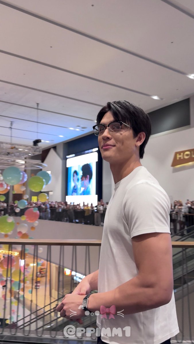 naraashome's tweet image. dari foto ini kenapa ya joss wayar tuh vibes nya suami banget mana cuman kaosan + kacamata an.. menurut gw jg joss tuh emang dominant nya kerasa banget walaupun ada dominant lain di GMM TPI JOSS DEFINISI ENIGMA BGT CUYYY alias TOP bgt 🖐🏻😛🖐🏻 

#JossWayar