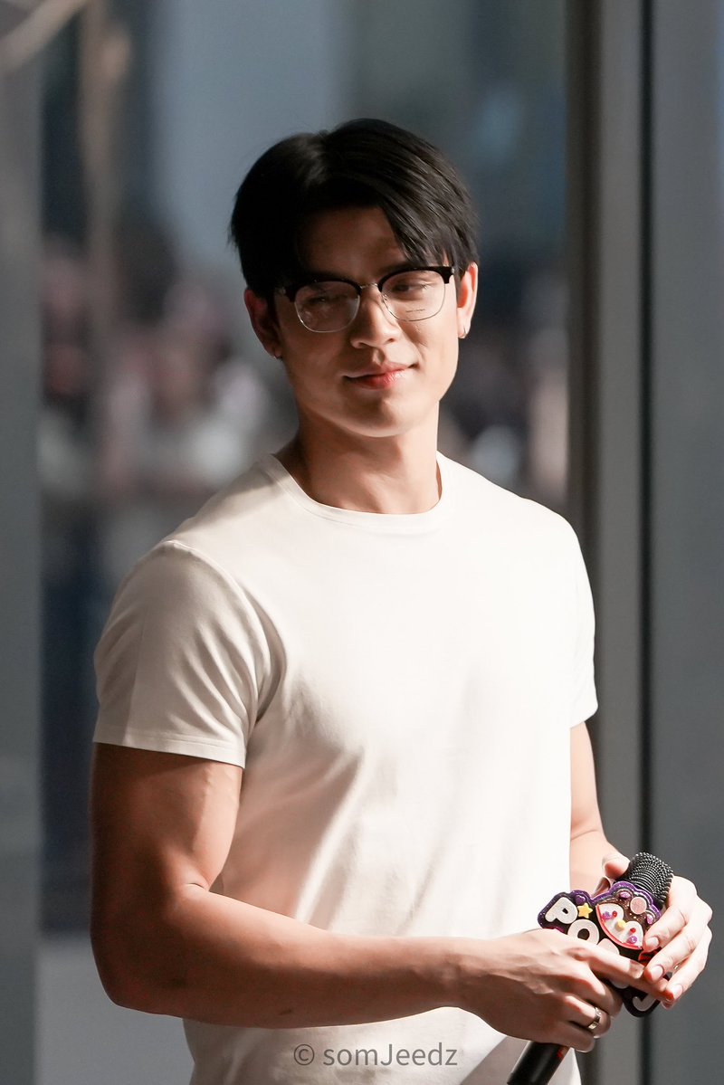 naraashome's tweet image. dari foto ini kenapa ya joss wayar tuh vibes nya suami banget mana cuman kaosan + kacamata an.. menurut gw jg joss tuh emang dominant nya kerasa banget walaupun ada dominant lain di GMM TPI JOSS DEFINISI ENIGMA BGT CUYYY alias TOP bgt 🖐🏻😛🖐🏻 

#JossWayar