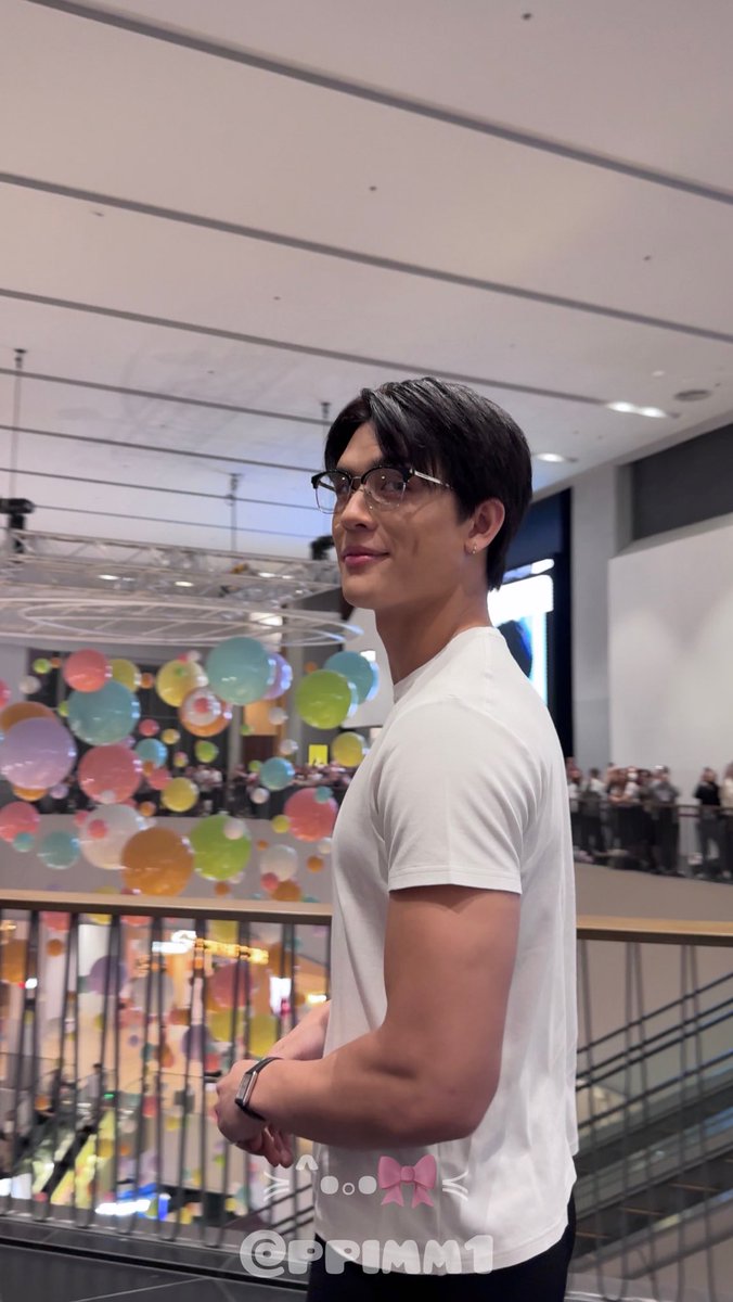 naraashome's tweet image. dari foto ini kenapa ya joss wayar tuh vibes nya suami banget mana cuman kaosan + kacamata an.. menurut gw jg joss tuh emang dominant nya kerasa banget walaupun ada dominant lain di GMM TPI JOSS DEFINISI ENIGMA BGT CUYYY alias TOP bgt 🖐🏻😛🖐🏻 

#JossWayar