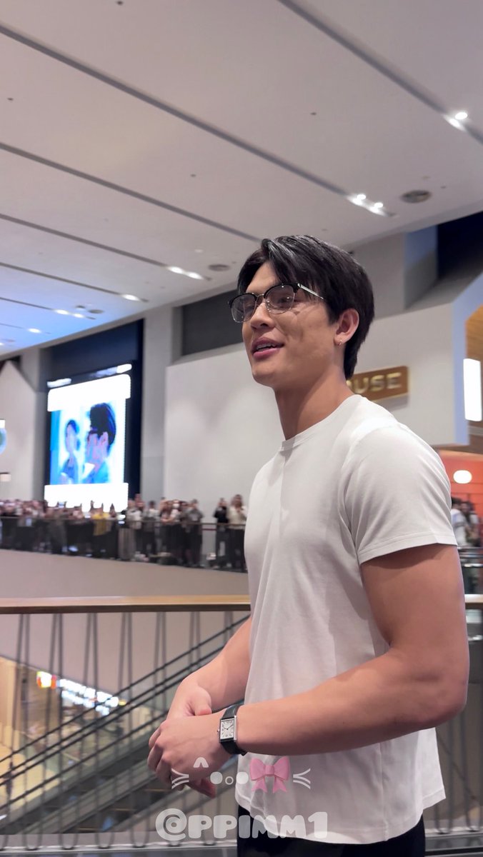 naraashome's tweet image. dari foto ini kenapa ya joss wayar tuh vibes nya suami banget mana cuman kaosan + kacamata an.. menurut gw jg joss tuh emang dominant nya kerasa banget walaupun ada dominant lain di GMM TPI JOSS DEFINISI ENIGMA BGT CUYYY alias TOP bgt 🖐🏻😛🖐🏻 

#JossWayar