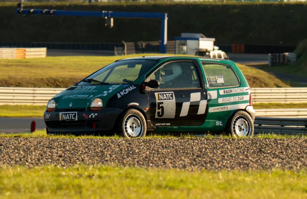 autoblog's tweet image. Nieuw artikel: Race-Twingo van €1.000 verbannen van 24 Uur van Nürburgring om drogredenen autoblog.nl/nieuws/race-tw…