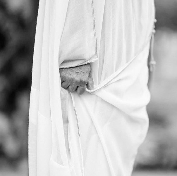 يقبض طرف بشتك من يدَوّْر نجاه