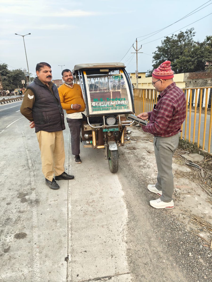 राष्ट्रीय सड़क सुरक्षा माह 2026 के अंतर्गत दिनांक 20.01.2026 को जनपद बिजनौर मे नाबालिग चालकों द्वारा ई रिक्शा संचालन के विरुद्ध चैकिंग अभियान चलाया गया तथा चालकों को सड़क सुरक्षा के विभिन्न पहलुओं से अवगत कराया गया।