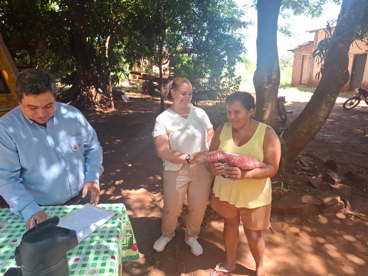 NatyEn's tweet photo. Hoy llevamos adelante la entrega de semillas a productores en distintas comunidades, acompañando de manera directa el esfuerzo y el compromiso de quienes trabajan la tierra, en compañía del Ing. Carlos Pereira.

Comenzamos en Cerrito, calle 5, continuamos en Curuzú Tomás; https://t.co/zQVxS1jhHX
