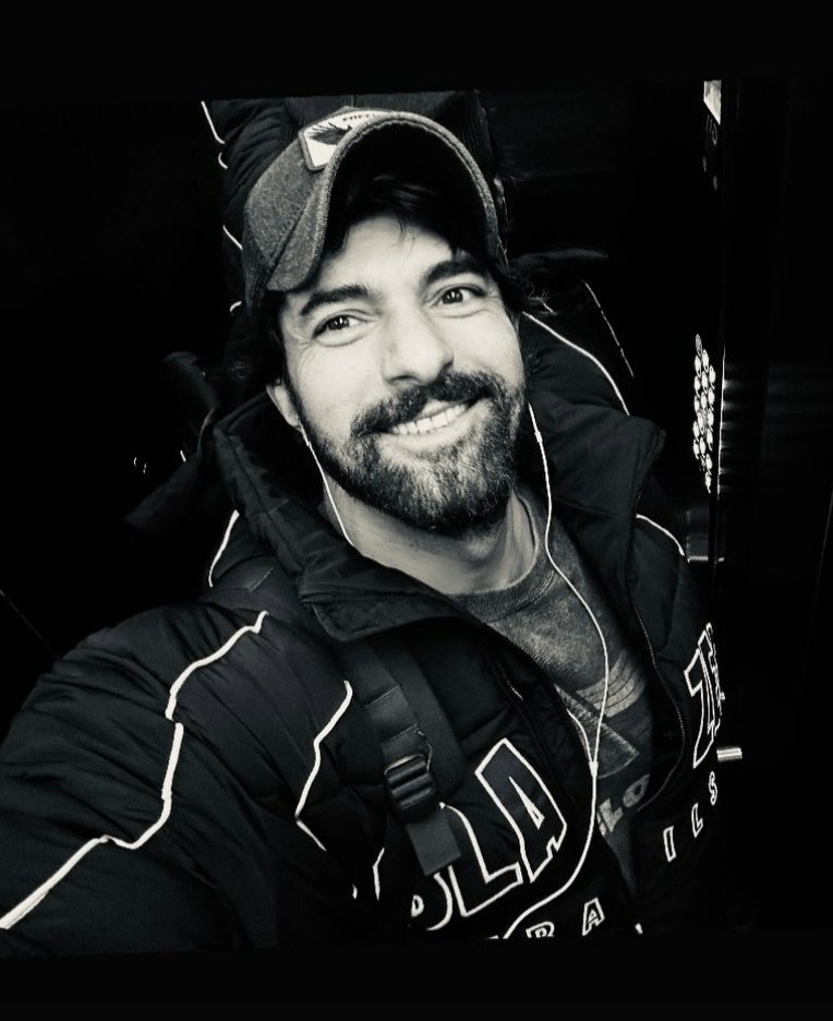 Ha vuelto el ascensor 😉
Que guapísimo está 😍
#EnginAkyürek