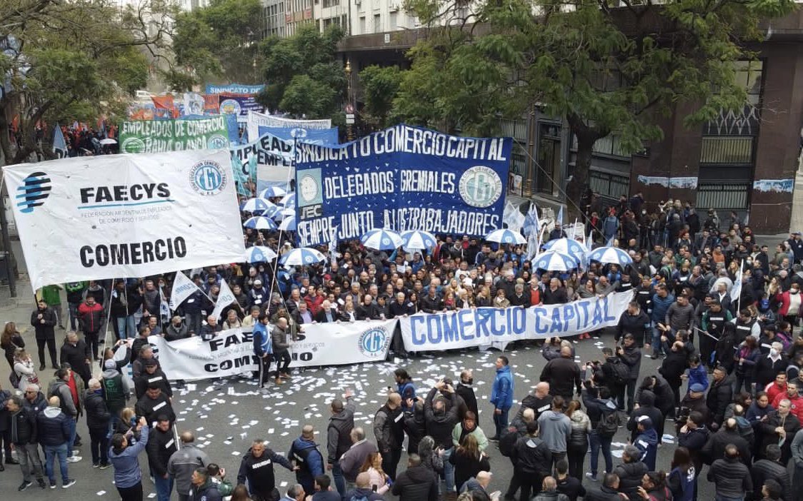 Compañeras y compañeros empleados de comercio !!!
La reforma laboral no es algo lejano ni técnico. No es para otros.
Es contra nosotros.
Contra el que labura 10 o 12 horas parado, contra el que cobra poco y llega justo a fin de mes.
Contra el que tiene miedo de reclamar porque