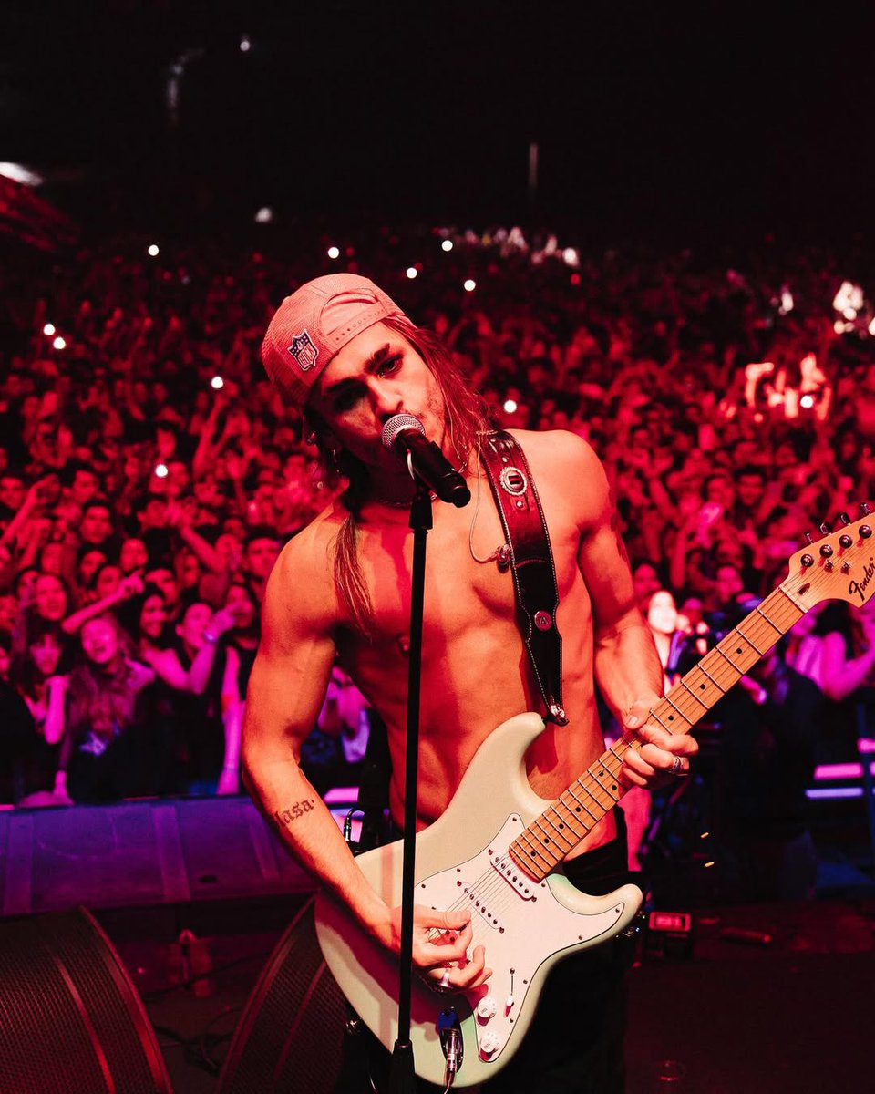 MTVSur's tweet image. POR VOS ME QUEDO ACÁ, POR SIEMPRE ❤️‍🔥​   

Qué bien se vinieron esos 40 ¡Feliz cumple, Pato! 🛐​ 

#MTVMúsica
#PatricioSardelli #AIRBAG