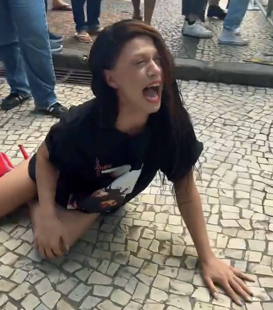 federicodevito's tweet image. Se for a Britney em Copacabana eu serei ela