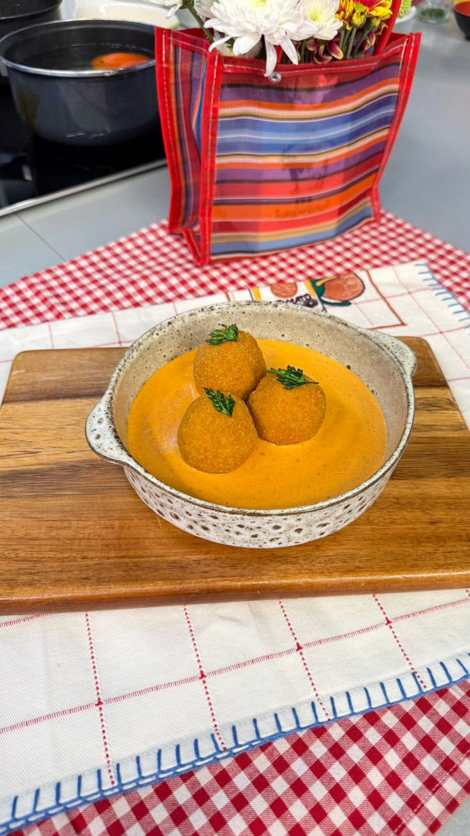 Hoy tenemos una receta muy #BelleZone pa’ empezar la semana. Cocinamos: bolitas de arroz y pollito 🤩