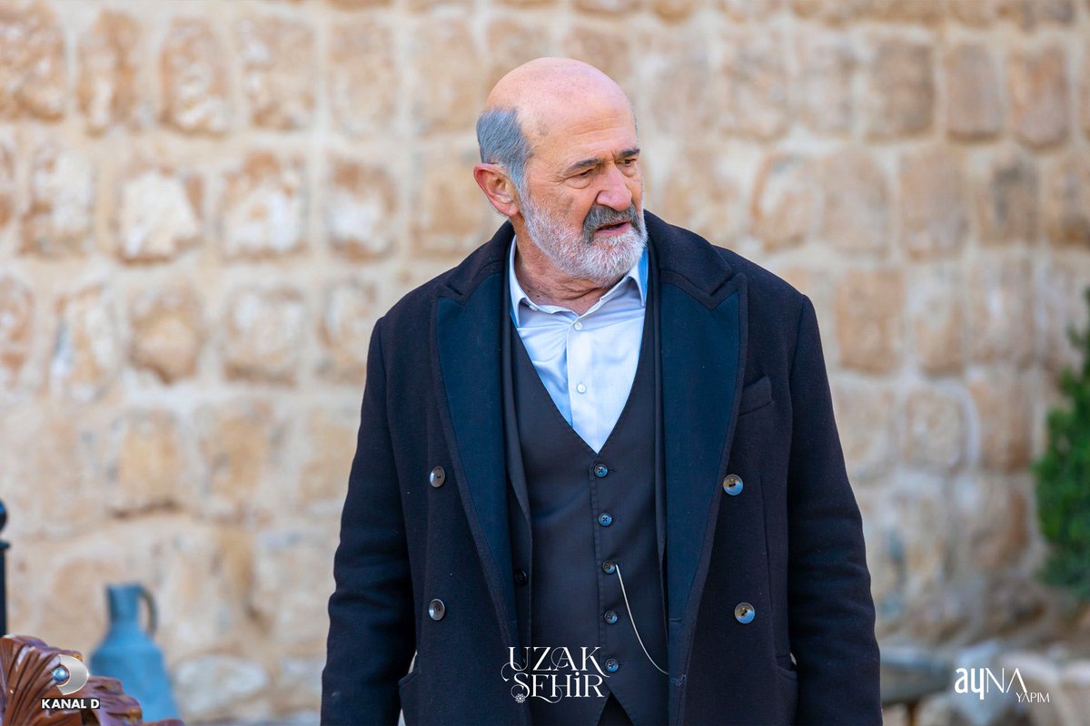 بوستر مسلسل المدينة البعيدة