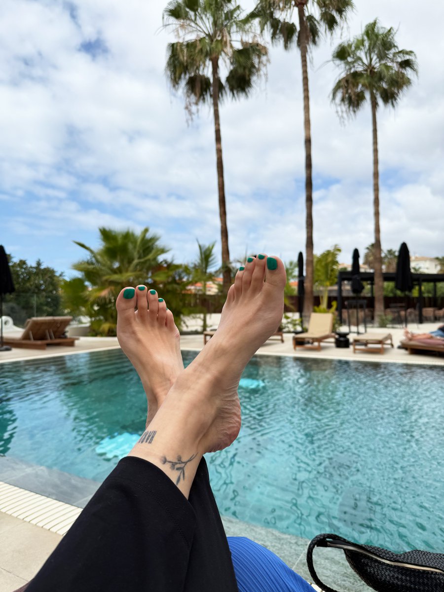 cutestickyfeet's tweet photo. Kisses from my vacation in Tenerife! Cloudy today but my sexy feel are still getting all the looks they deserve at the pool! https://t.co/4nbFYAmkmL