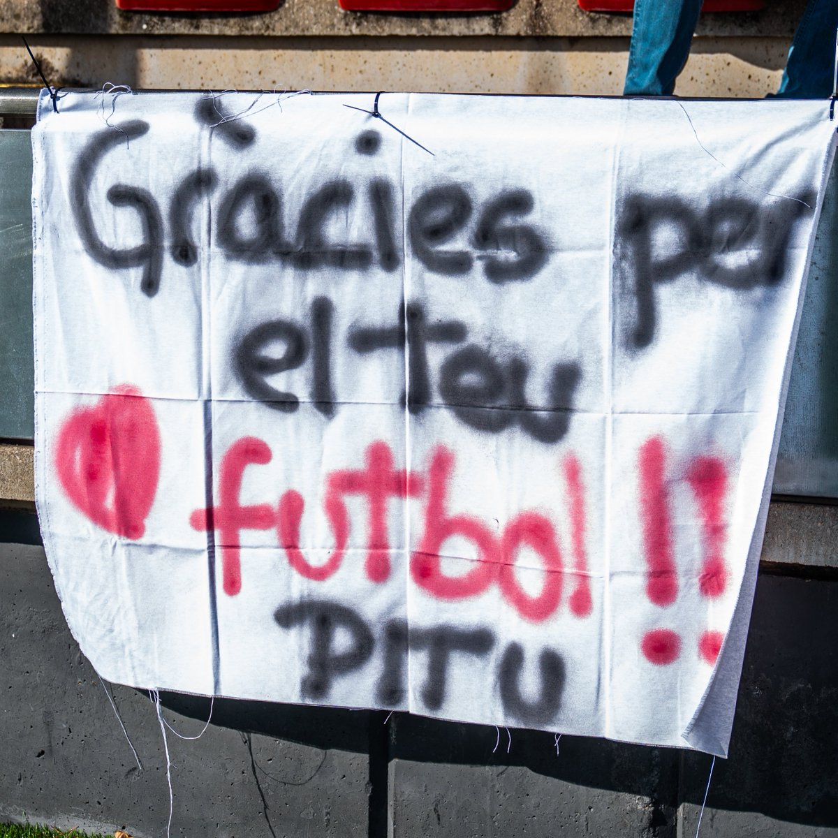 martinenc's tweet image. ❤️ Pitu Plazuelo 🏹
✊ Per sempre un 'red devil' més! 

🥹 Un orgull que hagis tancat la teva brillant trajectòria al #Guinardó, lluïnt el braçal de capità del #FCMartinenc 

🤜 @pituplazuelo, un dels nostres! 🤛

#GràciesPitu #SomMartinenc #futbolcat