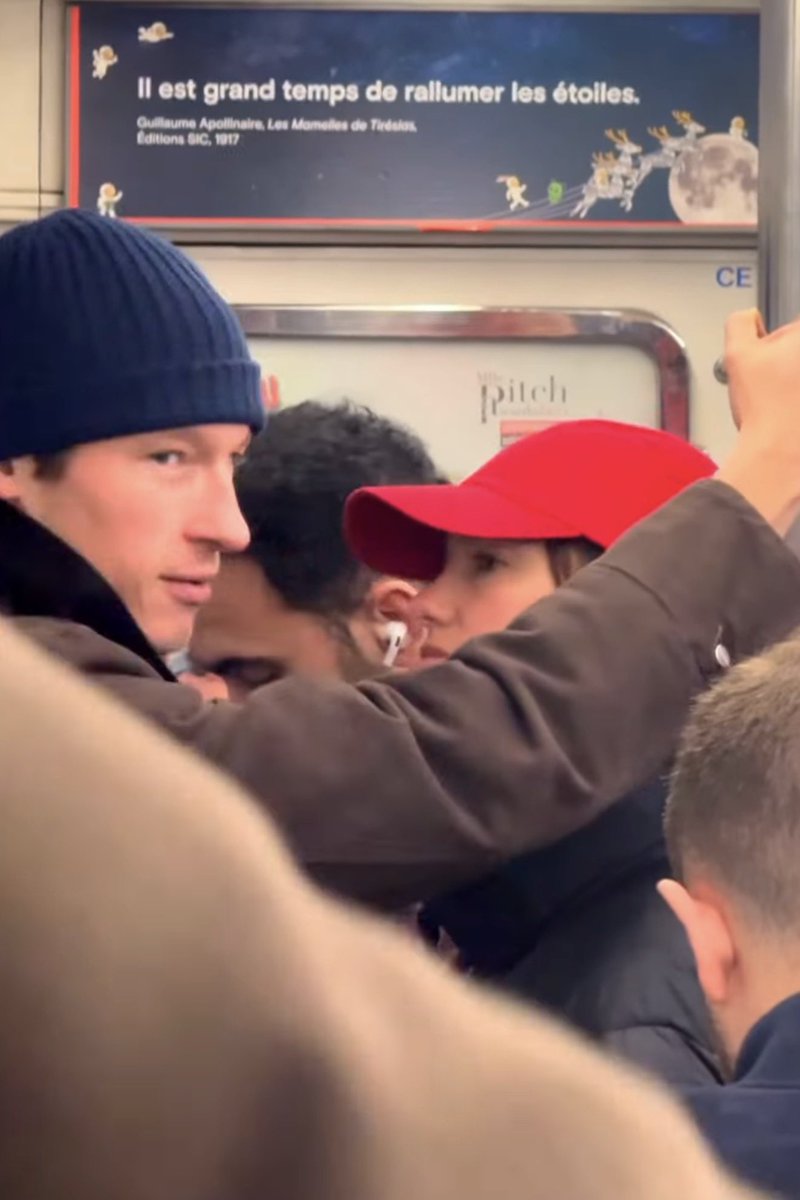 Bellaisaphrodid's tweet image. T’es la tu prends le métro il y a Dua lipa