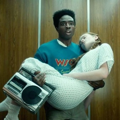 psieiko's tweet image. stranger conveniencies things top cenas:

🏅. karen voltando a falar e andar após ter sua garganta cortada

🥈. demogorgons ignorando a musica no talo do radio do lucas

🥉. will nao sentir nada quando o vecna ta sendo decepado