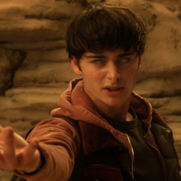 psieiko's tweet image. stranger conveniencies things top cenas:

🏅. karen voltando a falar e andar após ter sua garganta cortada

🥈. demogorgons ignorando a musica no talo do radio do lucas

🥉. will nao sentir nada quando o vecna ta sendo decepado