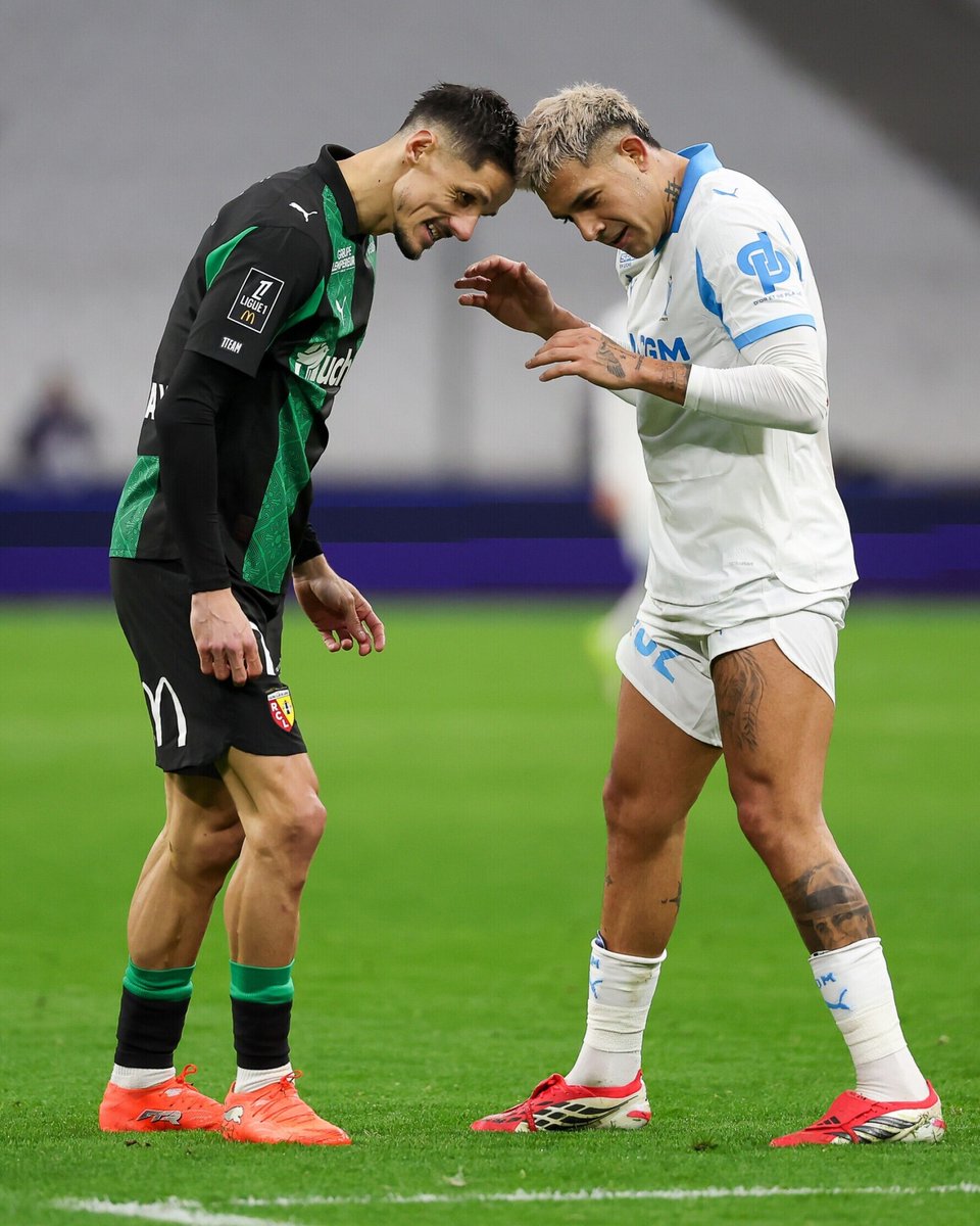 Très belle photo de La Voix des Sports entre deux joueurs qui auront marqué cette première moitié de la décennie du #RCLens #OMRCL 
📸Matthieu Botte <a href="/lavoixdessports/">La Voix des Sports</a>