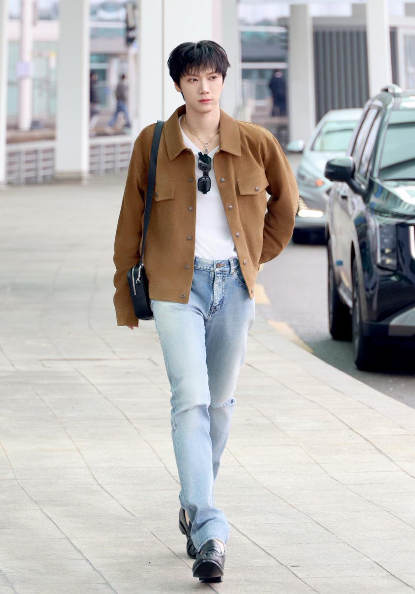 Ten Lee ปรากฏตัวที่สนามบินในลุคเรียบเท่จาก Saint Laurent ก่อนออกเดินทางสู่ Paris เพื่อร่วมชมแฟชั่นโชว์ Saint Laurent Men’s Winter 2026

#WWDThailand
#YSL #SaintLaurent #YvesSaintLaurent #TenLee