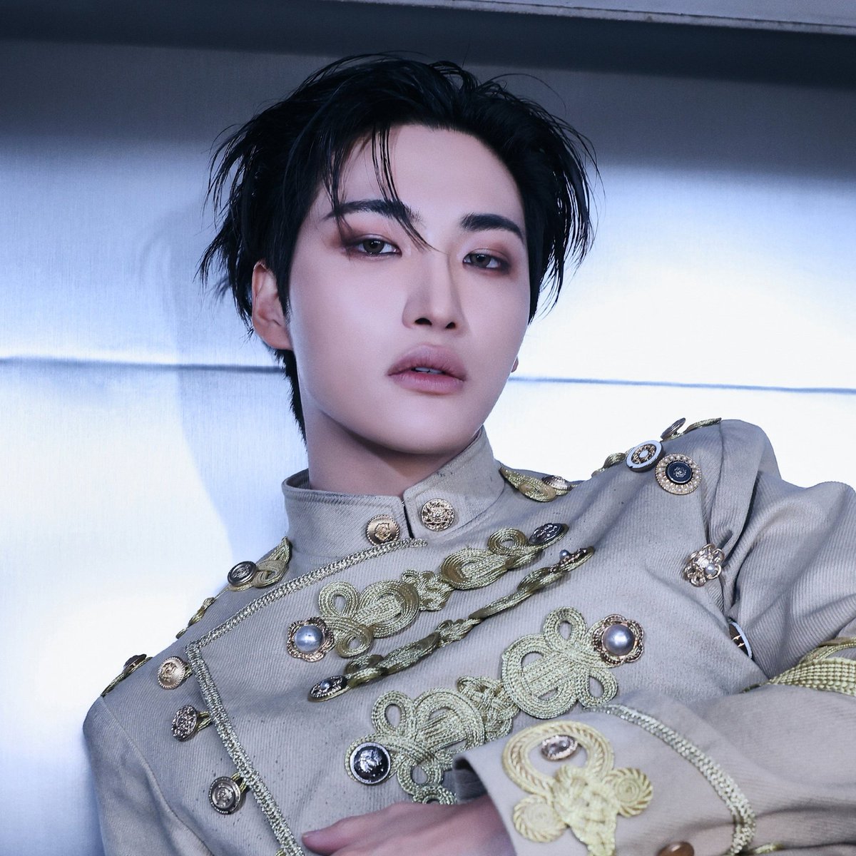 epteez's tweet image. 왕자옷못참아진짜