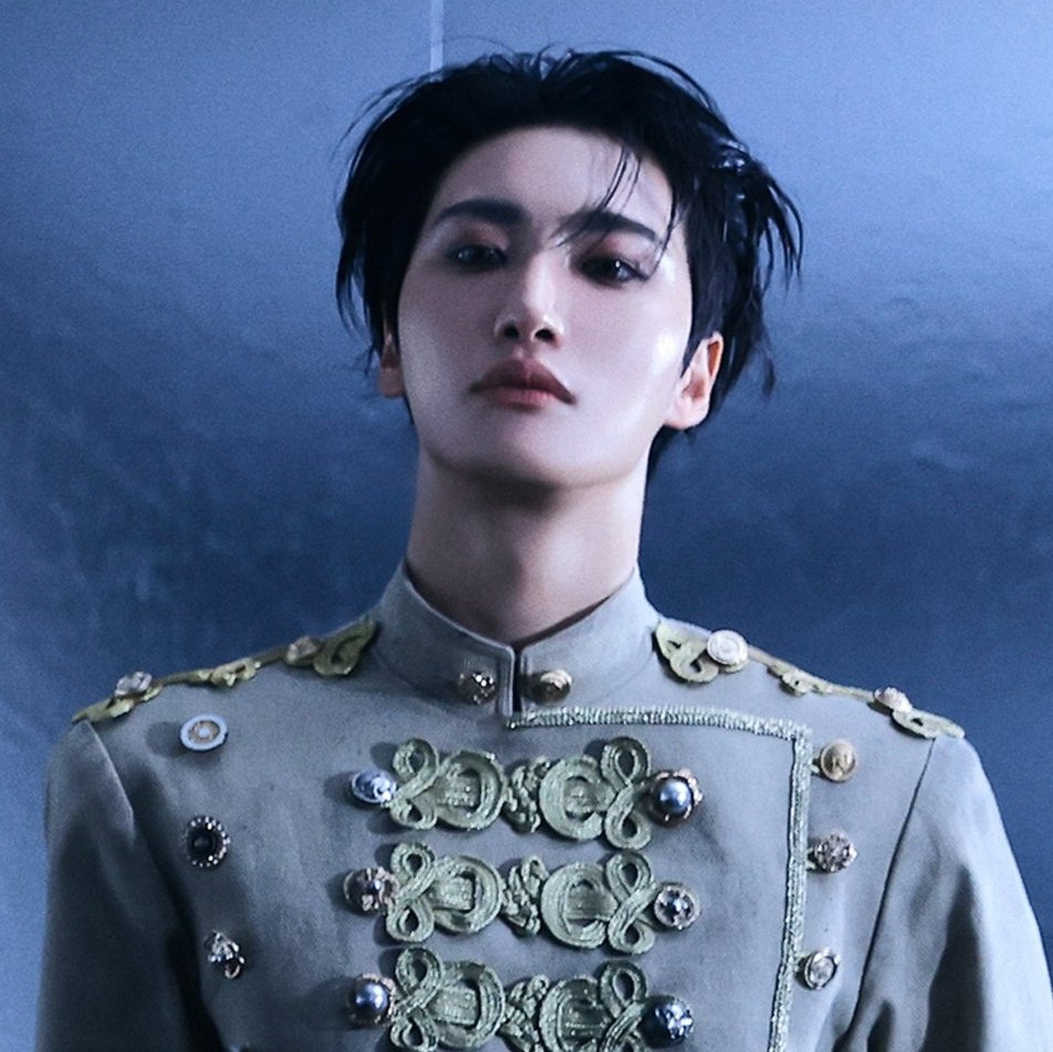 epteez's tweet image. 왕자옷못참아진짜