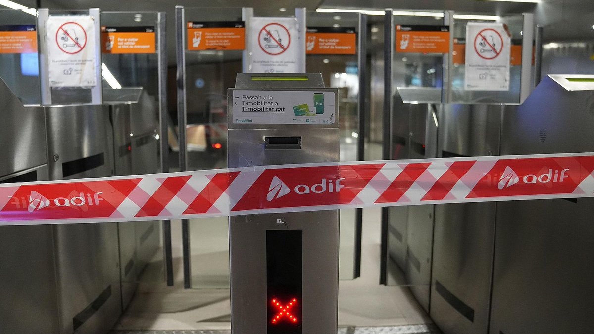 juntsxterrassa_'s tweet photo. 23.300 terrassencs tornen a quedar-se sense Rodalies per la nefasta gestió del PSC i anys de desinversió de l’Estat. Davant del col·lapse Terrassa ha habilitat autobusos llançadora per facilitar la connexió amb els FGC i hem demanat la gratuïtat dels peatges de l'entorn. https://t.co/Ek1AAja4Ea