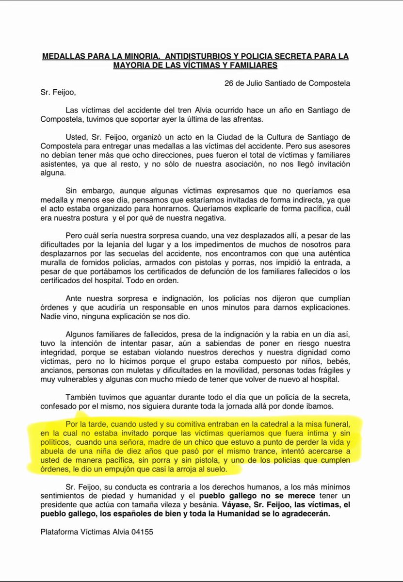 crispmarcote's tweet image. Lo que Feijóo no cuenta. Según la carta de las víctimas del Alvia, Feijóo no estaba invitado a la misa funeral. Las víctimas no querían políticos allí. 

Se presentó igual, con su séquito.

Dos mujeres mayores, familiares de las víctimas, quisieron acercarse a él y un escolta las…