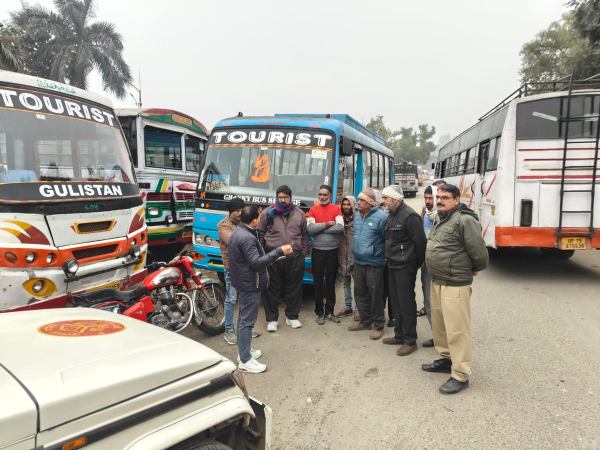 राष्ट्रीय सड़क सुरक्षा माह 2026 के अंतर्गत दिनांक 21.01.2026 को जनपद बिजनौर मे अवैध डबल डेकर बसों एवं अन्य बसों की सघन चेकिंग की गई तथा चालकों को सड़क सुरक्षा के विभिन्न पहलुओं से अवगत कराया गया।
