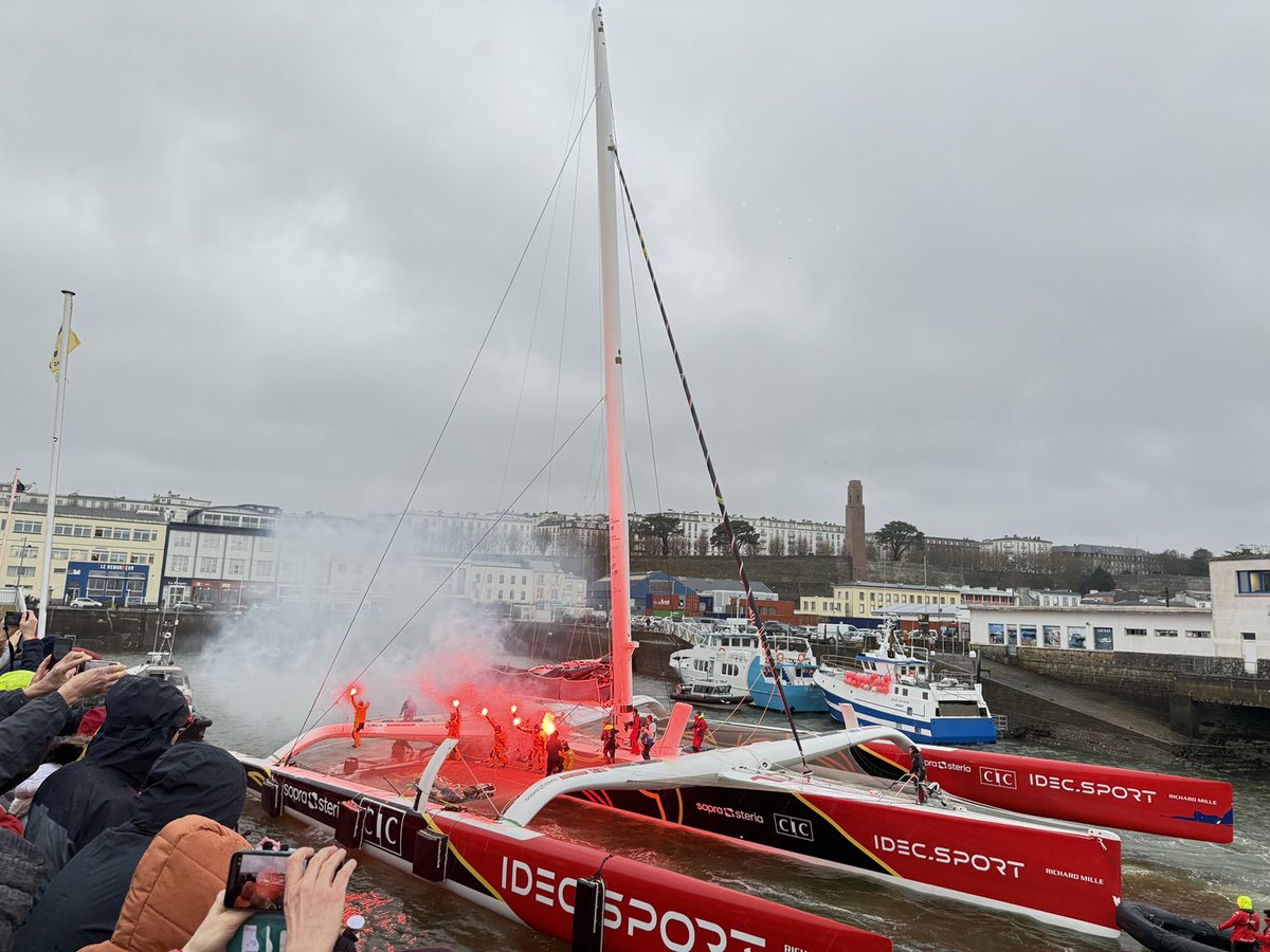 Quel exploit monumental.  Vous inspirez le monde entier, bravo les filles pour cette performance historique et bravo pour avoir bravé les océans avec tant de courage et de détermination . Superbe arrivée à #Brest . Trophée Jules Verne.