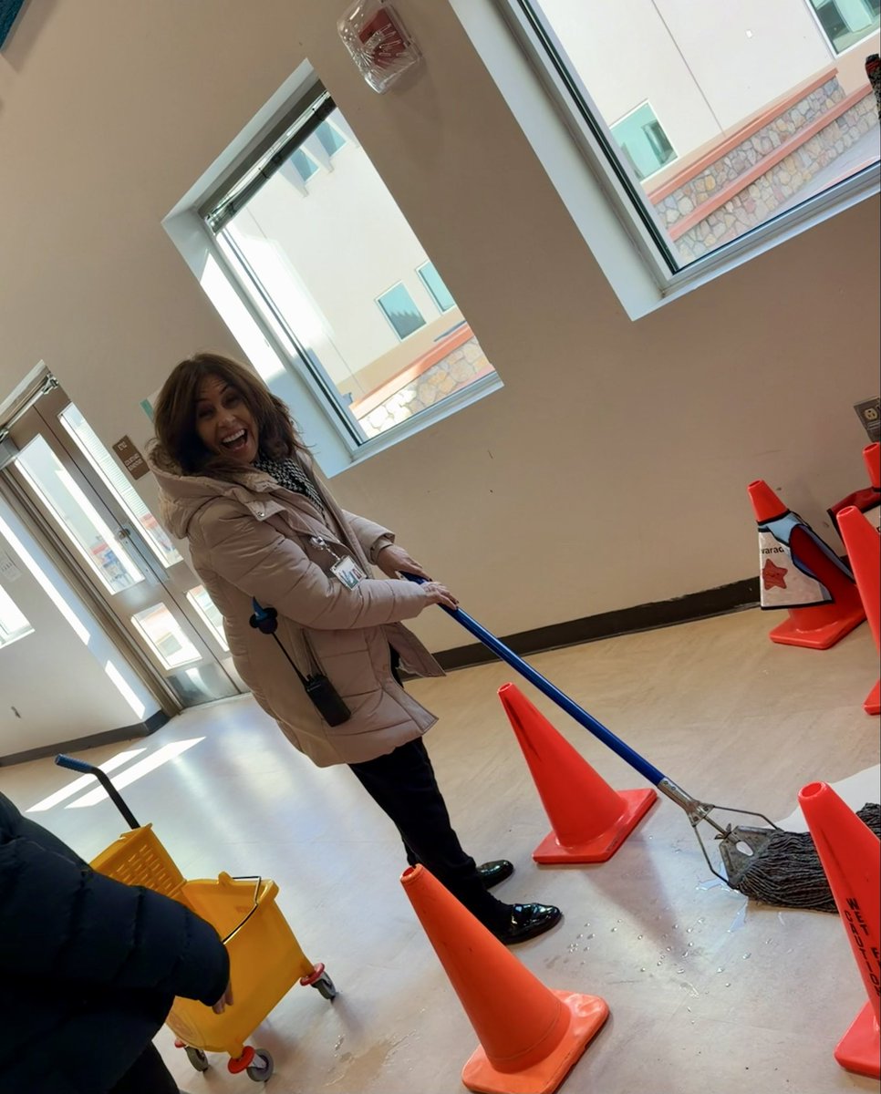 EMIRANDA_BES's tweet photo. When your amazing principal steps in to help during breakfast. 💕
Thank you Mrs. Chavez for being a wonderful leader. @Butler_ES https://t.co/LjzvYX9w5T
