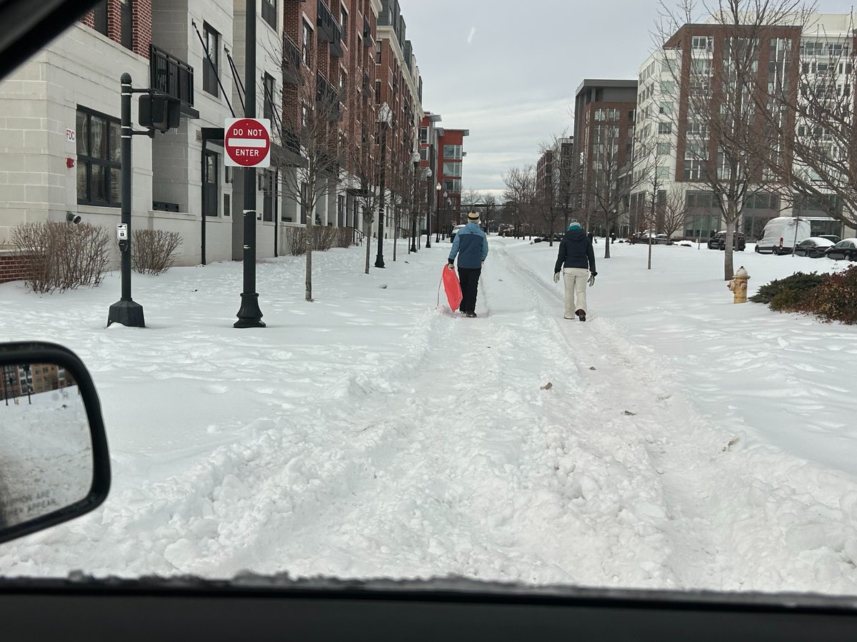 AlexandriaVAPD's tweet image. Snow has stopped, but freezing temps mean icy roads remain. To support snow removal, please avoid parking on roadways and do not push shoveled snow into the street. Stay home if you can; use caution if out. #OneAlexandria #OneAPD @AlexandriaVAGov