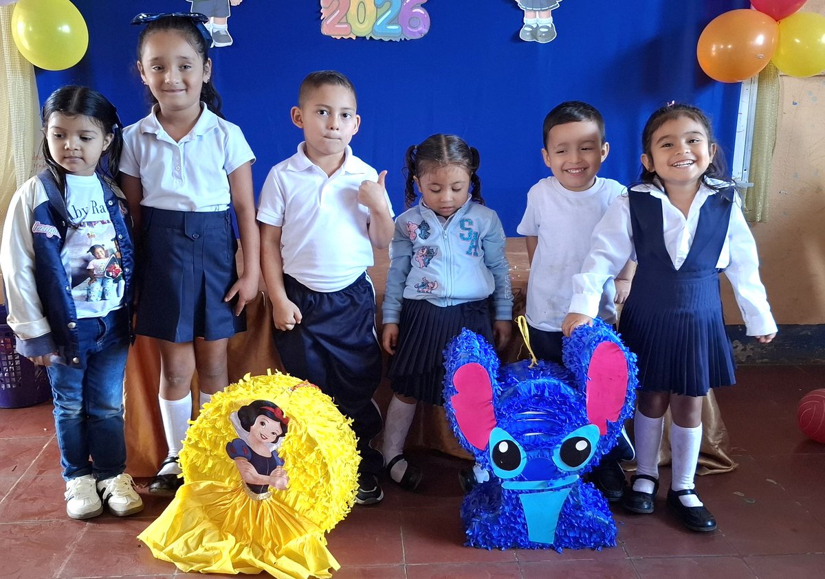 AmandaEscuela's tweet photo. Con alegría damos la bienvenida a nuestros niños y niñas a este regreso a clases. 

Una nueva aventura llena de ilusiones y sueños, un carrusel de aprendizajes abordaremos y juntos a la meta llegaremos. @minednicaragua @DJinotega https://t.co/HbkUwtJ4Ut