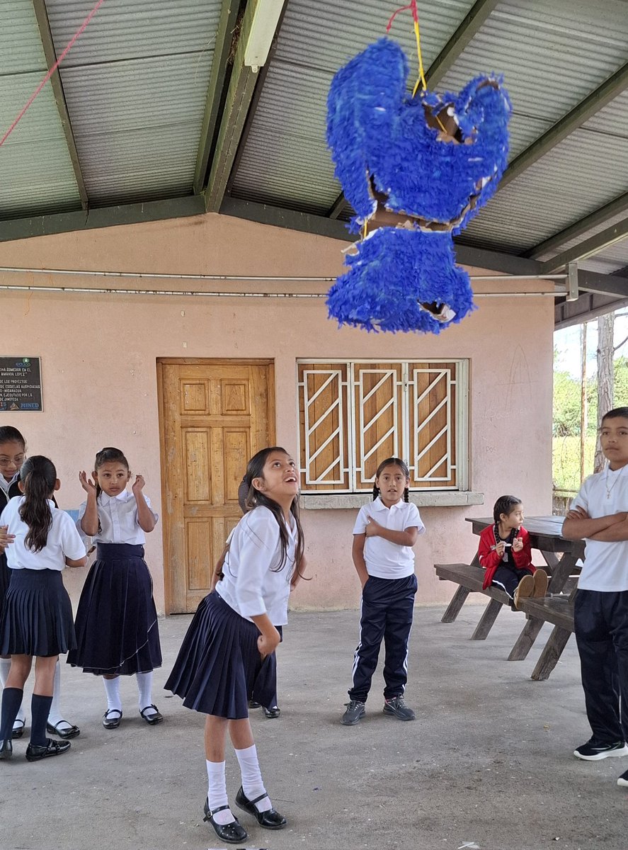 AmandaEscuela's tweet photo. Con alegría damos la bienvenida a nuestros niños y niñas a este regreso a clases. 

Una nueva aventura llena de ilusiones y sueños, un carrusel de aprendizajes abordaremos y juntos a la meta llegaremos. @minednicaragua @DJinotega https://t.co/HbkUwtJ4Ut