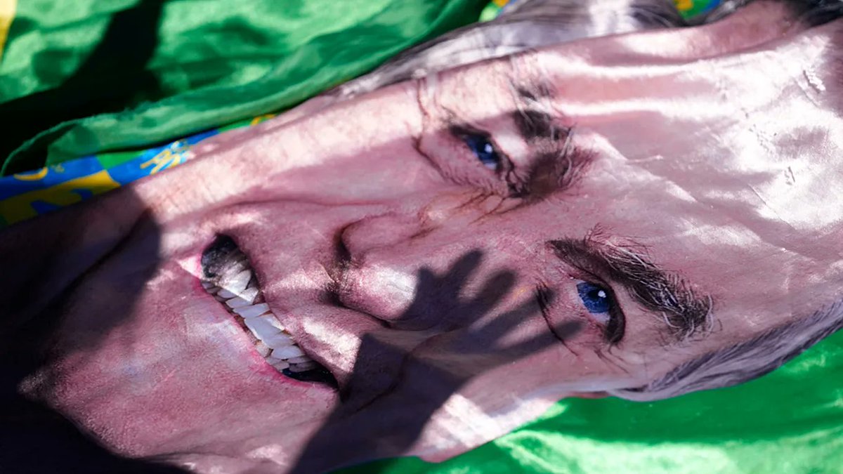 🚨🇧🇷 Lightning struck a Bolsonaro rally in Brasília and injured 89 people.

Thousands of supporters were gathered in the rain demanding the release of Jair Bolsonaro when a bolt hit nearby. 

47 people were taken to hospital. 11 needed intensive care. Dozens more were treated on