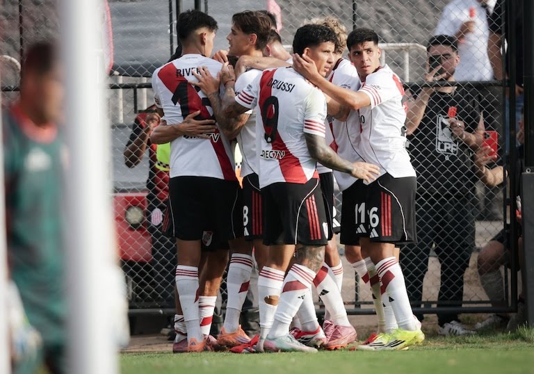FutbolArge5469's tweet photo. River Plate inició el año 2026 con una victoria por 1-0 sobre Barracas Central por la primera jornada del Torneo Apertura. En el Estadio Claudio Fabián Tapia, el equipo de Marcelo Gallardo controló el desarrollo del juego y se impuso gracias al gol de Gonzalo Montiel en el complemento.
