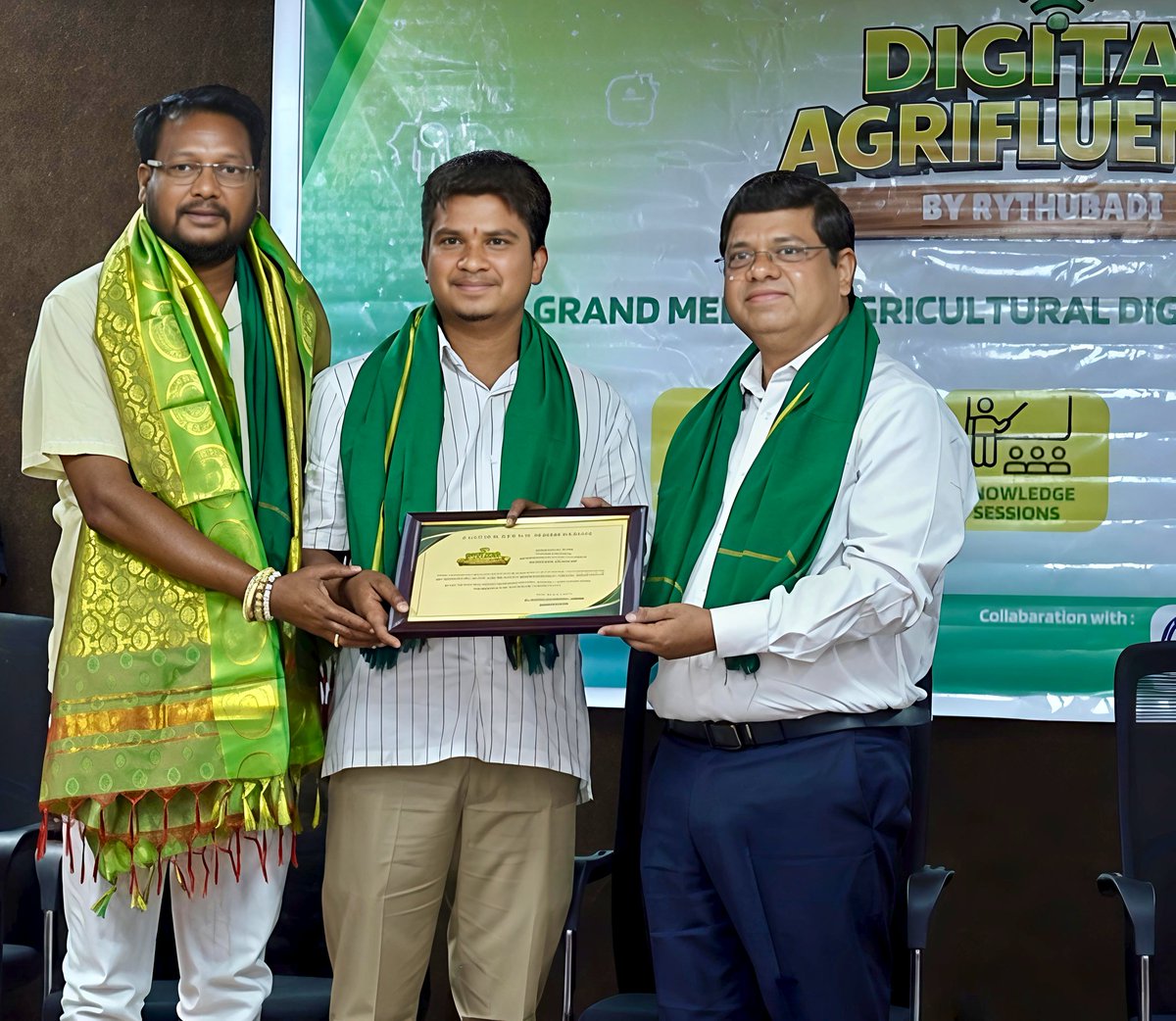 Shiva_kumarG5's tweet photo. Great opportunity to participate in the #AgriculturalContentCreatorsMeet organized Telugu Rythu Badi. It is a matter of pride to receive a Certificate of Appreciation from the Honorable Secretary, Department of Agriculture, Government of Telangana, IAS Sri K.Surendra Mohan Garu https://t.co/MEp0QCKPk6