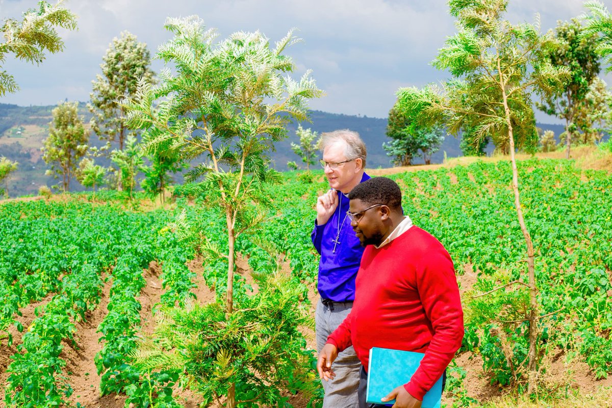 🚨 News 🚨
Ku munsi we wa 4  Ari nawo wa nyuma w'uruzinduko rwe muri Diocese ya BYUMBA,Bishop Paul Butler aherekejwe n'umwepisikopi wa EAR D/BYUMBA Mgr Emmanuel NGENDAHAYO basuye imishinga y'ubuhinzi yo muri Paruwase ya Tumba na Kigarama banaganira n'itsinda rya sociotherapy.
