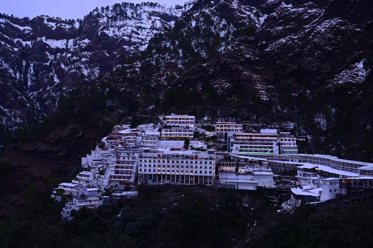 AIRNewsHindi's tweet image. #JammuAndKashmir: कटरा जिले में, भारत के 77वें गणतंत्र दिवस के मौके पर, बर्फ से ढकी त्रिकुटा पहाड़ियों के बीच श्री माता वैष्णो देवी का पवित्र भवन तिरंगे🇮🇳 रोशनी से जगमगा रहा है।

#RepublicDay2026 । #RepublicDayIndia। #RepublicDayOnAIR | #MataVaishnoDevi